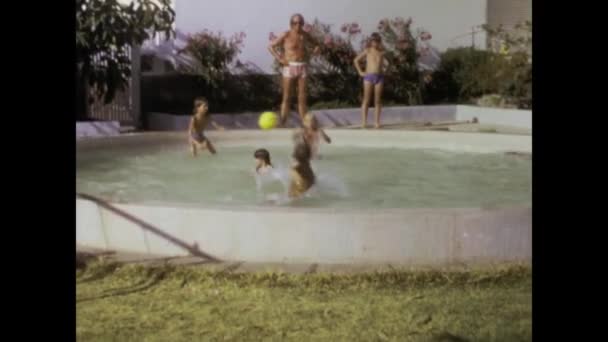 Fuerteventura Spagna Giugno 1975 Momenti Deliziosi Catturati Mentre Bambini Divertono — Video Stock