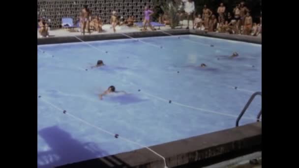 Fuerteventura Ισπανία Ιούνιος 1975 Παιδιά Δημιουργούν Χαρούμενες Αναμνήσεις Ενώ Κολυμπούν — Αρχείο Βίντεο