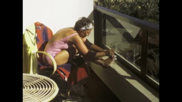 Fuerteventuras España Junio 1975 Imágenes Una Mujer Mediana Edad Aplicándose — Vídeo de stock