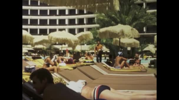 西班牙弗尔特文图拉 Fuerteventuras 1975年6月 70年代的录像显示游客在度假胜地的日光浴床上休息 体现了度假休闲 — 图库视频影像