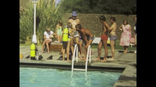 1975年6月 ヴィンテージ70S リゾートプールでスキューバダイビングレッスンを受ける観光客の映像 — ストック動画
