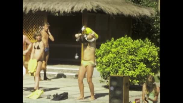 1975年6月 ヴィンテージ70S リゾートプールでスキューバダイビングレッスンを受ける観光客の映像 — ストック動画
