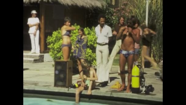 西班牙弗尔特文图拉 1975年6月 70年代的游客在度假胜地的游泳池里上潜水课 探索水下奇观 — 图库视频影像
