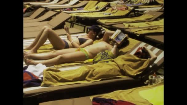 1975年6月 スペイン フェルテベントゥラ 70年代のリゾートで日光浴でリラックスする人々のヴィンテージ映像 — ストック動画