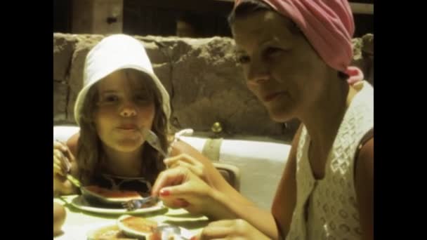 西班牙弗尔特文图拉 1975年6月 70年代 人们在餐桌边享用西瓜的镜头 这是夏日的一大乐趣 — 图库视频影像