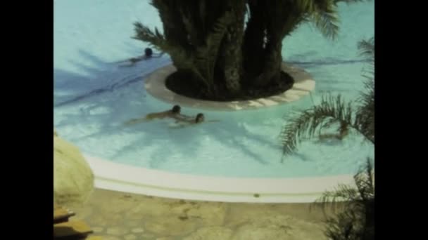 스페인 피에르테벤투라 1975년 70년대 리조트에서 호화로운 수영장의 시대의 호화로운 라이프스타일을 — 비디오