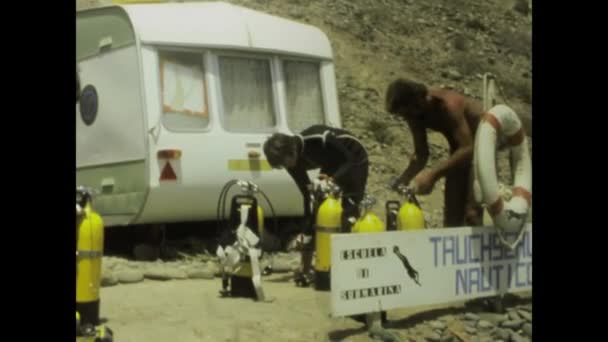 Fuerteventura สเปน นายน 1975 ภาพว นเทจของน าเตร ยมพร อมบนชายหาดส าหร — วีดีโอสต็อก
