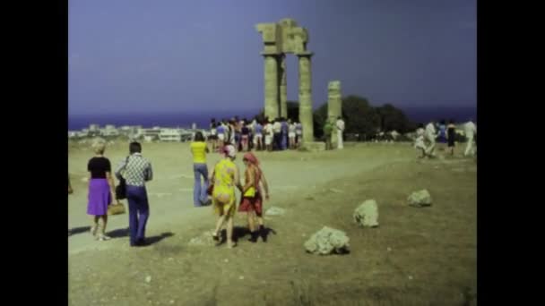 Rhodes Grécia Junho 1975 Filmagem Vintage Turistas Vagando Pelas Antigas — Vídeo de Stock