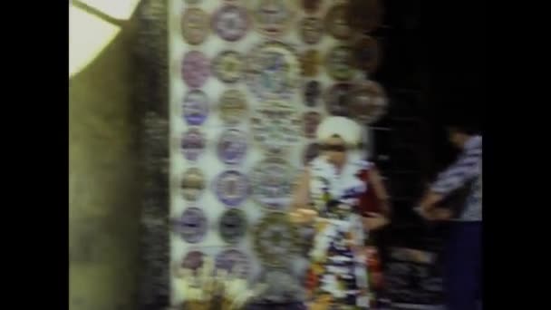 Rodos Grecja Czerwiec 1975 Historyczny Materiał Filmowy Rejestruje Turystów Przemierzających — Wideo stockowe