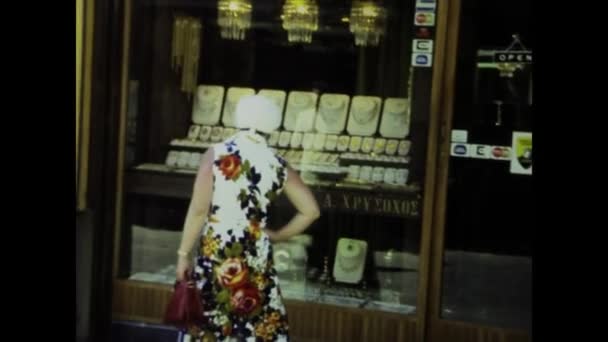 Ρόδος Ελλάδα Ιούνιος 1975 Vintage Πλάνα Αιχμαλωτίζουν Τουρίστες Που Περιηγούνται — Αρχείο Βίντεο