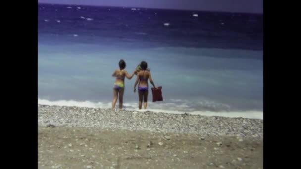 1975年6月 ギリシャ 海の波の中で楽しんでいる子供たちを撮影し 海辺のアクティビティを楽しむ — ストック動画