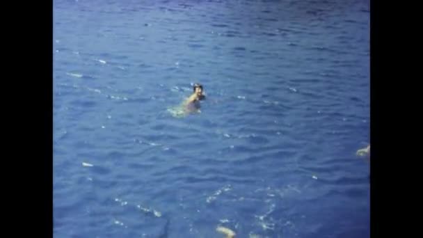 1975年6月 ギリシャのロードス 1970年代にロードスを探索する観光客をフィーチャーしたボート旅行 — ストック動画