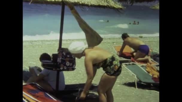 1975年6月 希腊罗得岛 20世纪70年代 孩子们在海滩度假 躺在日光浴床上玩乐 — 图库视频影像