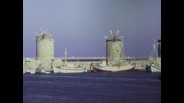 1975年6月 ギリシャのロードス Rhodes 1970年代の賑やかなロードス港のヴィンテージ映像 船舶と海洋活動を展示している — ストック動画