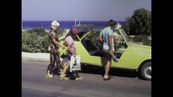 1975年6月 ギリシャのロードス 1970年代の冒険のためのダンバギーに乗って登る観光客のヴィンテージ映像 — ストック動画
