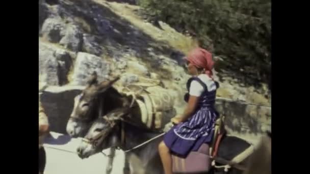 Rhodes Grécia Junho 1975 Filmagem Vintage Turistas Desfrutando Excursões Burro — Vídeo de Stock