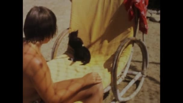 Fuerteventura Spanje Juni 1975 Vintage Beelden Van Een Kind Dat — Stockvideo