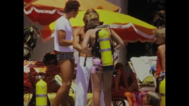 1975年6月 リゾートプールでのスキューバダイビングレッスンのレトロ映像 — ストック動画