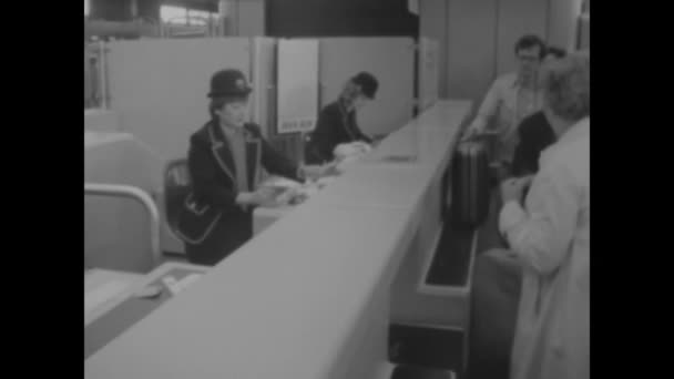 Фуэртевентура Испания Июнь 1975 Винтажные Кадры Процедур Регистрации Аэропорту 1970 — стоковое видео
