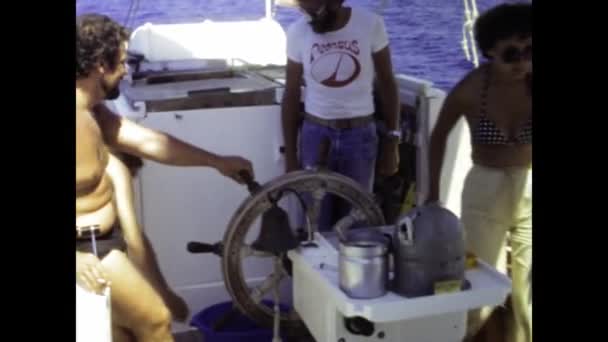 Fuerteventura España Junio 1975 Imágenes Turistas Disfrutando Una Excursión Barco — Vídeos de Stock