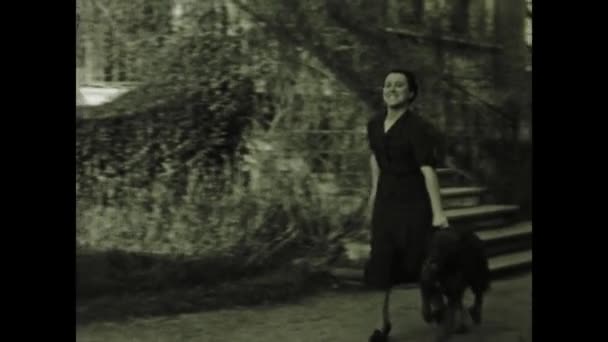 フランス リヨン 1932年3月 1930年代のリーシュで彼女の犬を歩いている幸せな女性を撮影する映像 — ストック動画