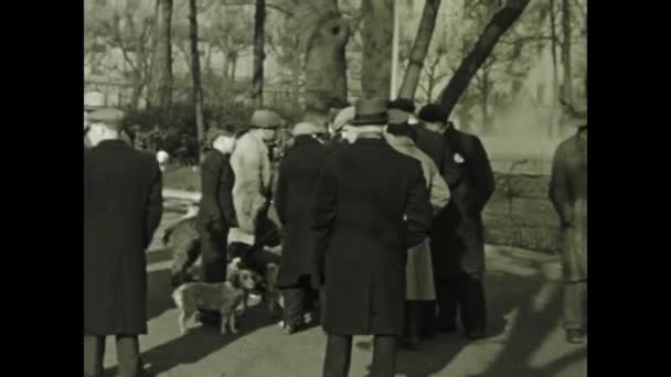 1932年法国里昂行军 拍摄到1930年代里昂繁忙行人活动的镜头 — 图库视频影像