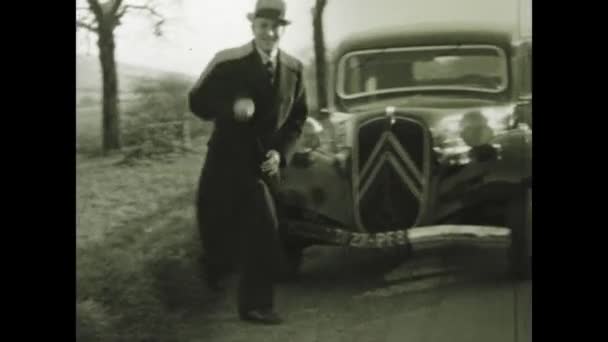 Lyon Francja Marzec 1932 Bogaty Dżentelmen Wsiadający Bogatego Samochodu Latach — Wideo stockowe