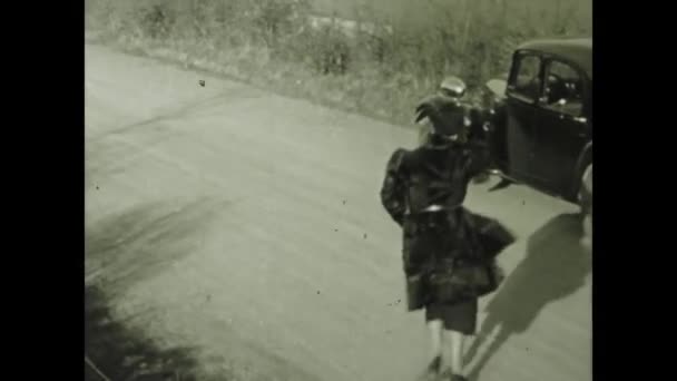 Lyon Γαλλία Μάρτιος 1932 Πλούσια Κυρία Επιβιβάζεται Ένα Πλούσιο Αυτοκίνητο — Αρχείο Βίντεο