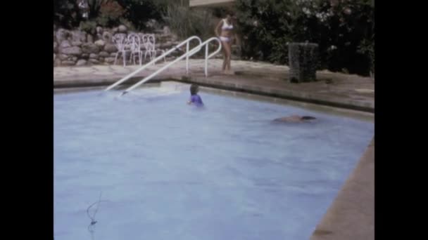 Marrakech Morocco June 1975 Family Enjoys Vacation Time Pool 70S — Stock Video