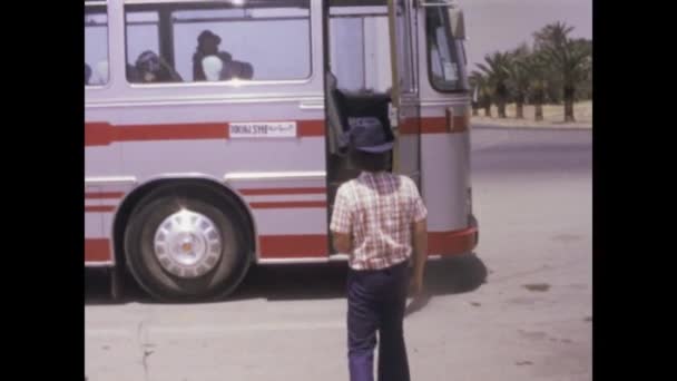 摩洛哥马拉喀什 1975年6月 通过繁忙的公共汽车路线和街道一瞥马拉喀什70年代充满活力的生活 — 图库视频影像