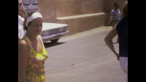 摩洛哥马拉喀什 1975年6月 70年代 真正意义上的感官和文化节 马拉喀什充满活力的街道上挤满了行人和游客 — 图库视频影像