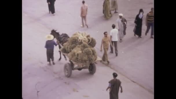 1975年6月のモロッコのマラケシュ マラケシュの活気に満ちた1970年代のシーンで 賑やかなストリートマーケットと中央広場の群衆 — ストック動画