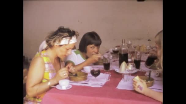 Μαρακές Μαρόκο Ιούνιος 1975 Μια Οικογένεια Μοιράζεται Ένα Ζεστό Πλούσιο — Αρχείο Βίντεο