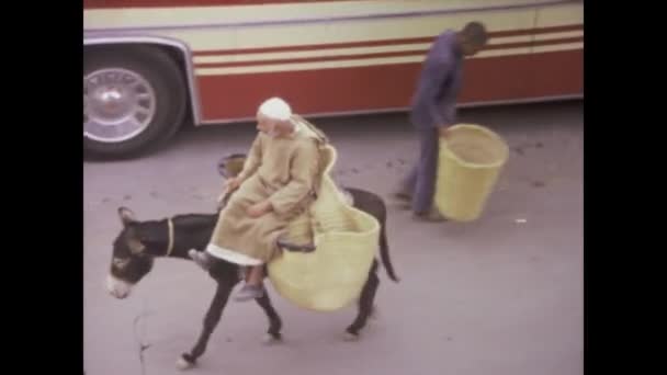 1975年6月のモロッコのマラケシュ マラケシュの活気に満ちた1970年代のシーンで 賑やかなストリートマーケットと中央広場の群衆 — ストック動画