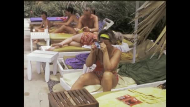 1975年6月 モロッコのマラケシュ 70年代の休暇中にリゾートプールで子供たちの楽しい瞬間を撮影し 記憶を保存する — ストック動画