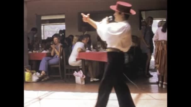 摩洛哥马拉喀什 1975年6月 一位摩洛哥艺人带着话筒 在70年代的用餐中吸引了众多游客 将用餐与文化融为一体 — 图库视频影像