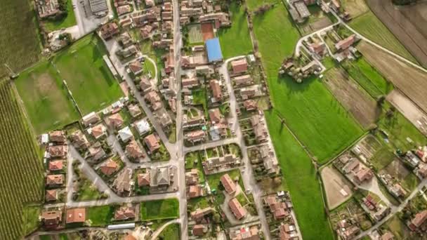 この空中ビューは イタリアのポバレーに巣立った小さな村を示しています 家や風向きの街並み 鳥の視点から周囲の緑を見ることができます — ストック動画