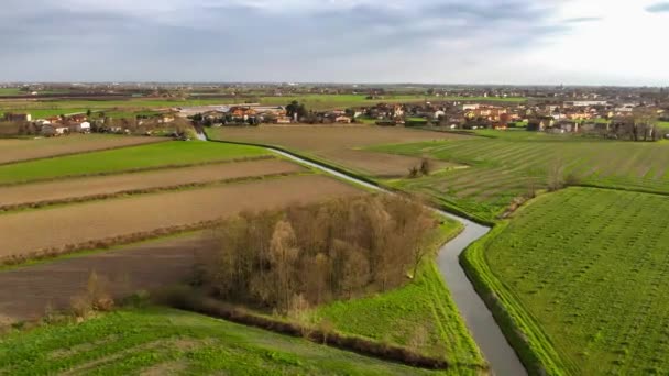 Video Vangt Een Uitgestrekt Veld Valley Italië Met Een Boerderij — Stockvideo