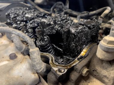 Araba motoru arta kalanlar ve katranla kaplıydı. Tamir edilmesi gereken kötü bir bakım sembolü..