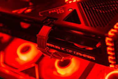 Napoli, İtalya 19 Mart 2024: Gelişmiş teknolojiyi sembolize eden aydınlatılmış üst düzey bir oyun bilgisayarının iç bileşenleri.