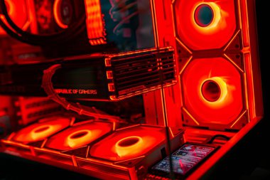 Napoli, İtalya 19 Mart 2024: Gelişmiş teknolojiyi sembolize eden aydınlatılmış üst düzey bir oyun bilgisayarının iç bileşenleri.