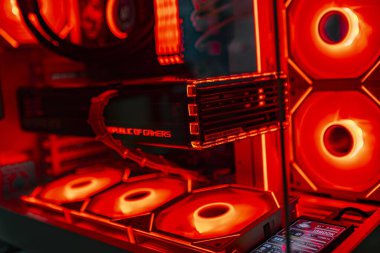 Napoli, İtalya 19 Mart 2024: Gelişmiş teknolojiyi sembolize eden aydınlatılmış üst düzey bir oyun bilgisayarının iç bileşenleri.