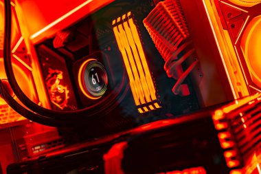 Napoli, İtalya 19 Mart 2024: Gelişmiş teknolojiyi sembolize eden aydınlatılmış üst düzey bir oyun bilgisayarının iç bileşenleri.