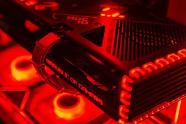 Napoli, İtalya 19 Mart 2024: Gelişmiş teknolojiyi sembolize eden aydınlatılmış üst düzey bir oyun bilgisayarının iç bileşenleri.