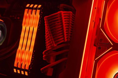 Napoli, İtalya 19 Mart 2024: Gelişmiş teknolojiyi sembolize eden aydınlatılmış üst düzey bir oyun bilgisayarının iç bileşenleri.