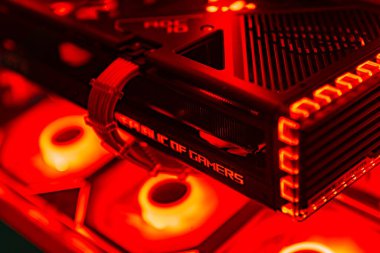 Napoli, İtalya 19 Mart 2024: Gelişmiş teknolojiyi sembolize eden aydınlatılmış üst düzey bir oyun bilgisayarının iç bileşenleri.