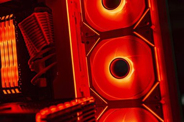 Napoli, İtalya 19 Mart 2024: Gelişmiş teknolojiyi sembolize eden aydınlatılmış üst düzey bir oyun bilgisayarının iç bileşenleri.