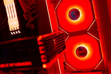 Napoli, İtalya 19 Mart 2024: Gelişmiş teknolojiyi sembolize eden aydınlatılmış üst düzey bir oyun bilgisayarının iç bileşenleri.