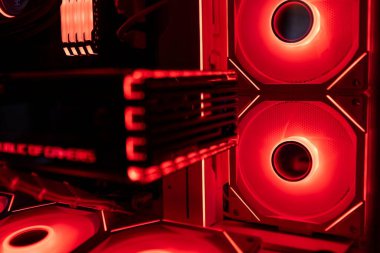 Napoli, İtalya 19 Mart 2024: Gelişmiş teknolojiyi sembolize eden aydınlatılmış üst düzey bir oyun bilgisayarının iç bileşenleri.