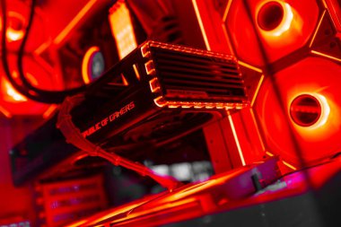 Napoli, İtalya 19 Mart 2024: Gelişmiş teknolojiyi sembolize eden aydınlatılmış üst düzey bir oyun bilgisayarının iç bileşenleri.